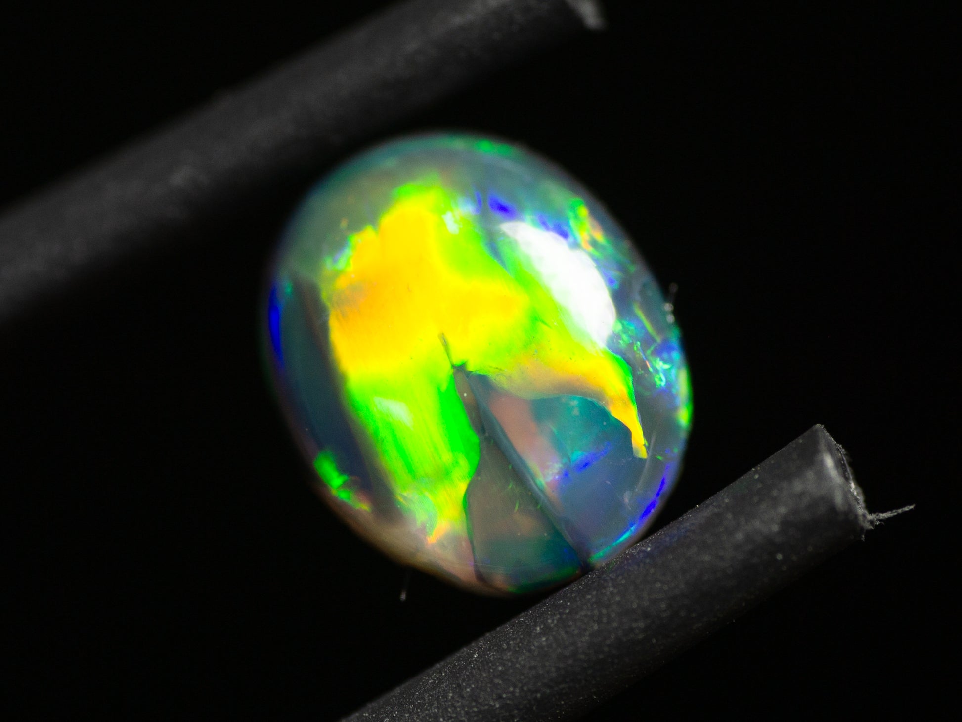 0.77 Carat Black Opal Oval Cabochon From Lightning Ridge Australia - Redpoint Jewelry 