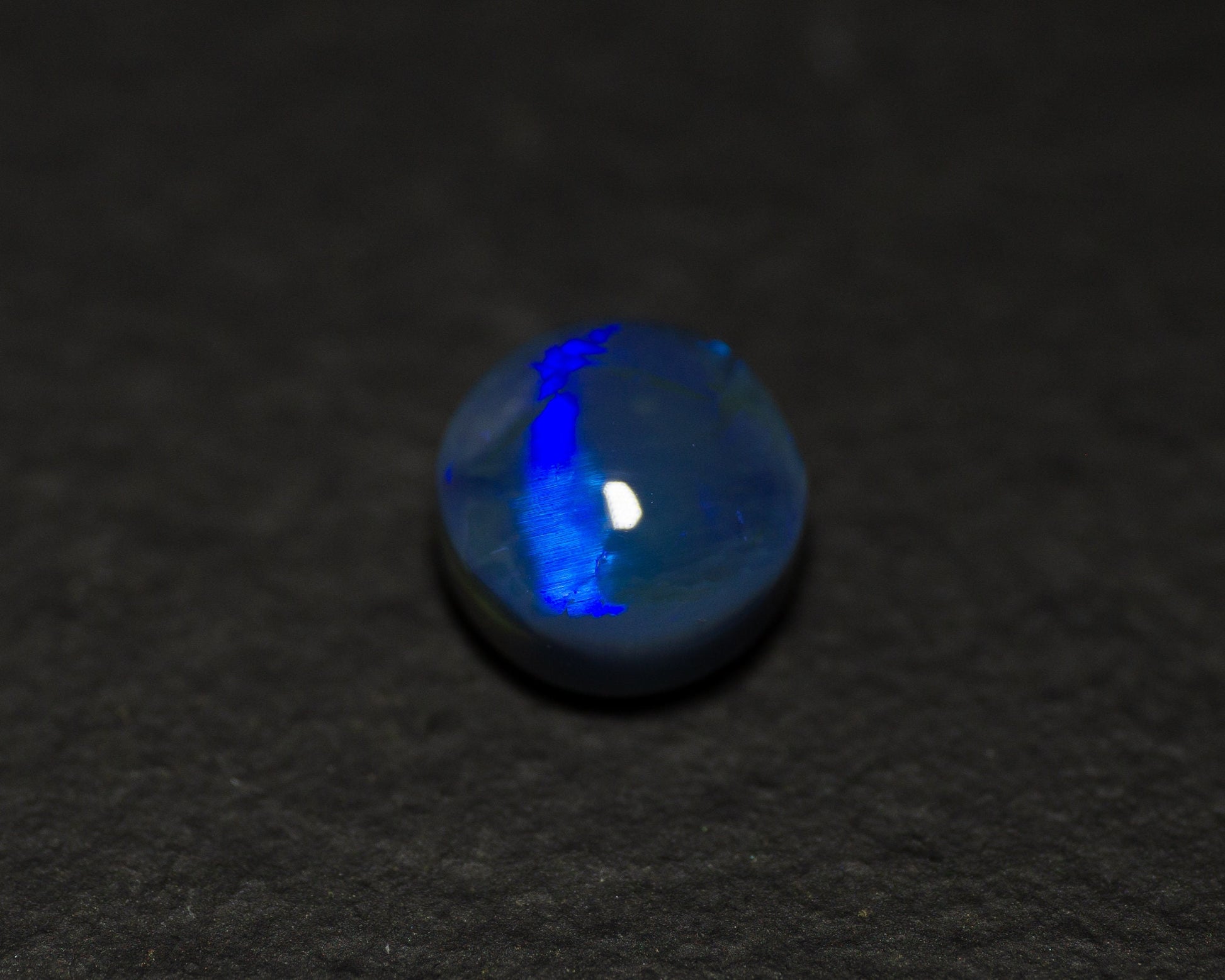 1.58 Carat Black Opal Cats Eye Pattern Round Cabochon Lightning Ridge Australia - Redpoint Jewelry 