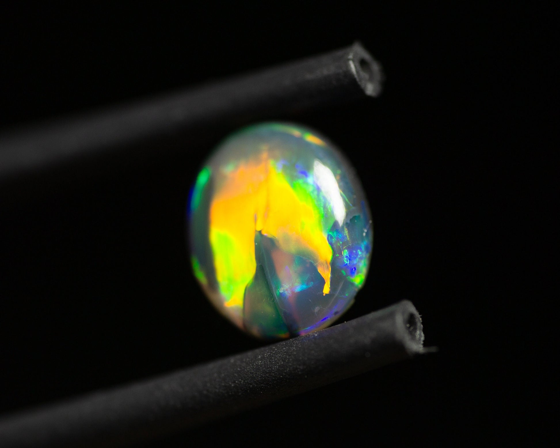 0.77 Carat Black Opal Oval Cabochon From Lightning Ridge Australia - Redpoint Jewelry 