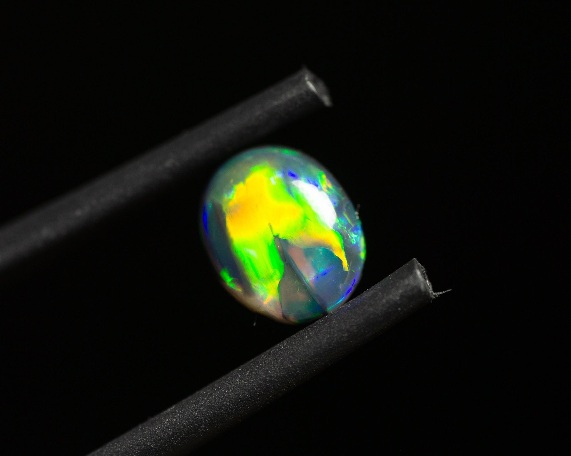 0.77 Carat Black Opal Oval Cabochon From Lightning Ridge Australia - Redpoint Jewelry 