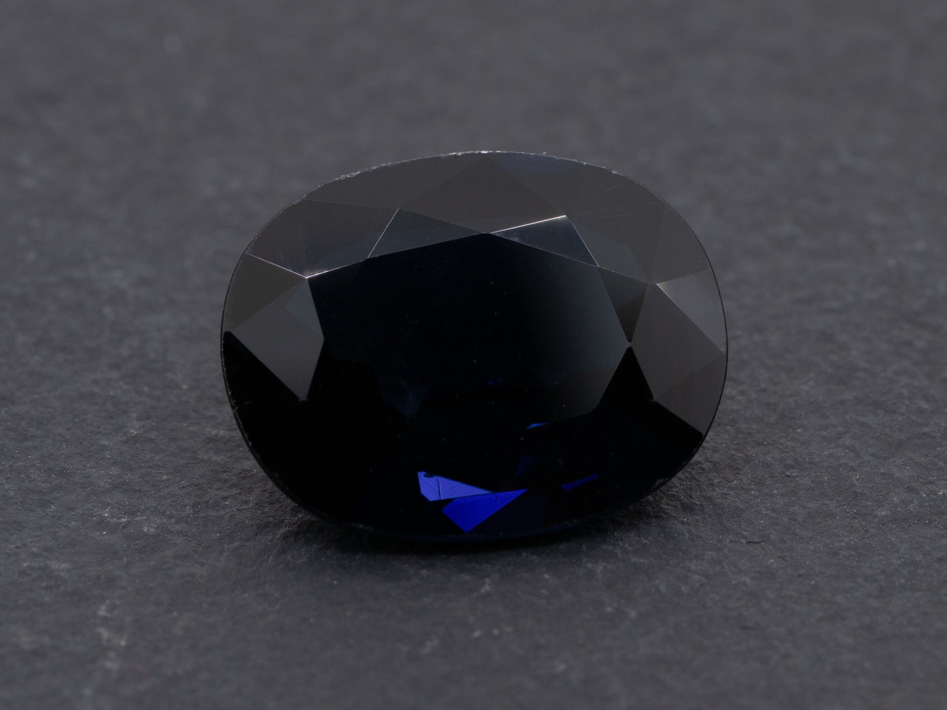 5.48ct GIA Certified Dark Blue Natural Sapphire Oval Cut - Redpoint Jewelry 