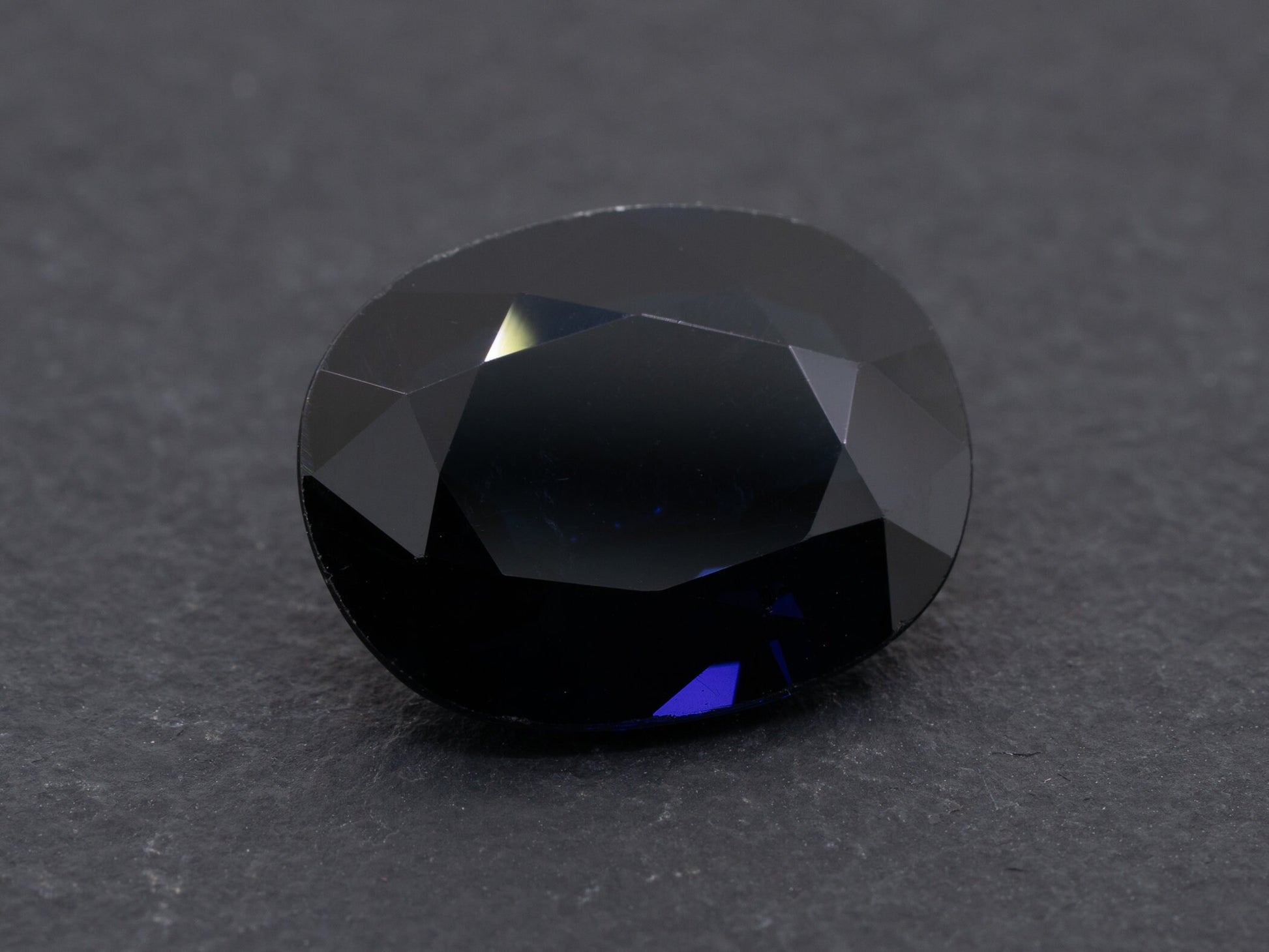 5.48ct GIA Certified Dark Blue Natural Sapphire Oval Cut - Redpoint Jewelry 